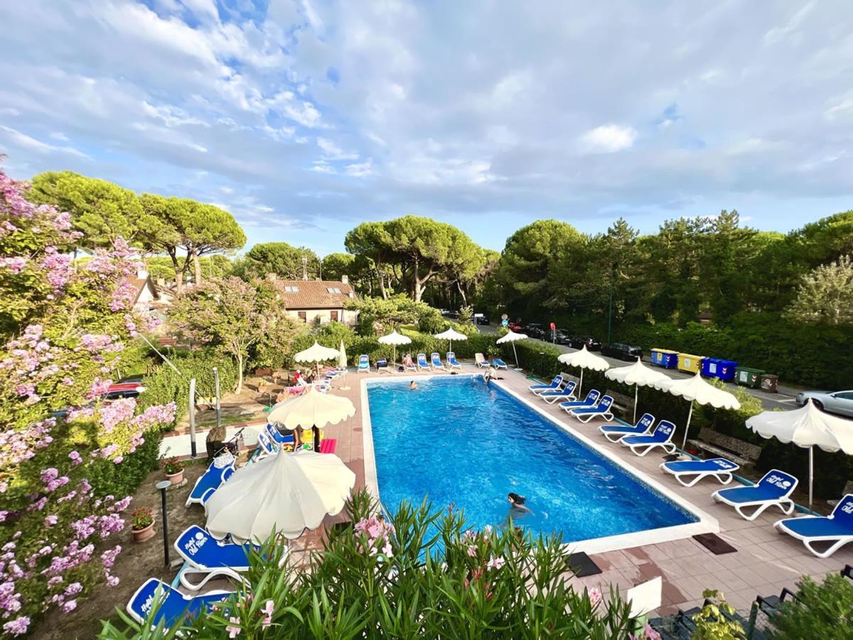 Hotel Old River Lignano Sabbiadoro Bagian luar foto