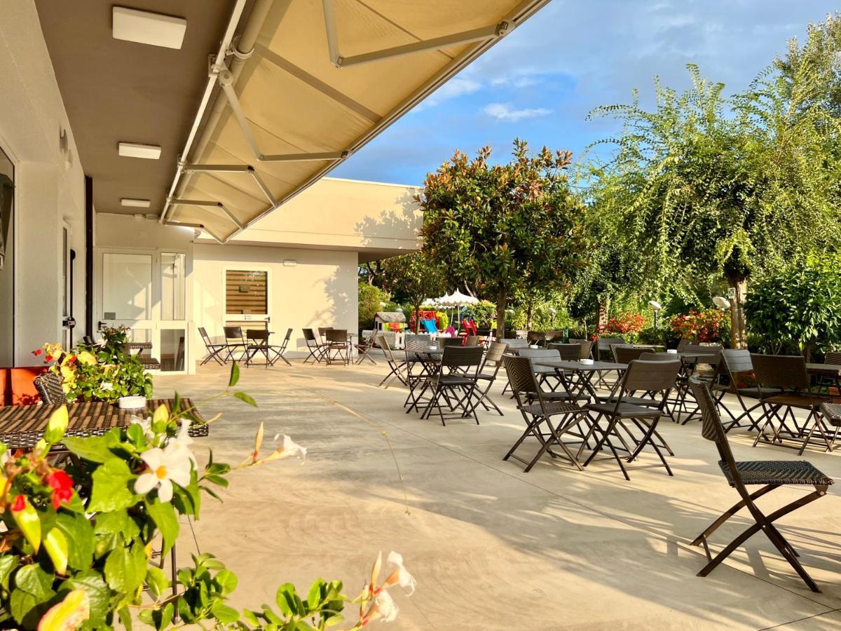 Hotel Old River Lignano Sabbiadoro Bagian luar foto