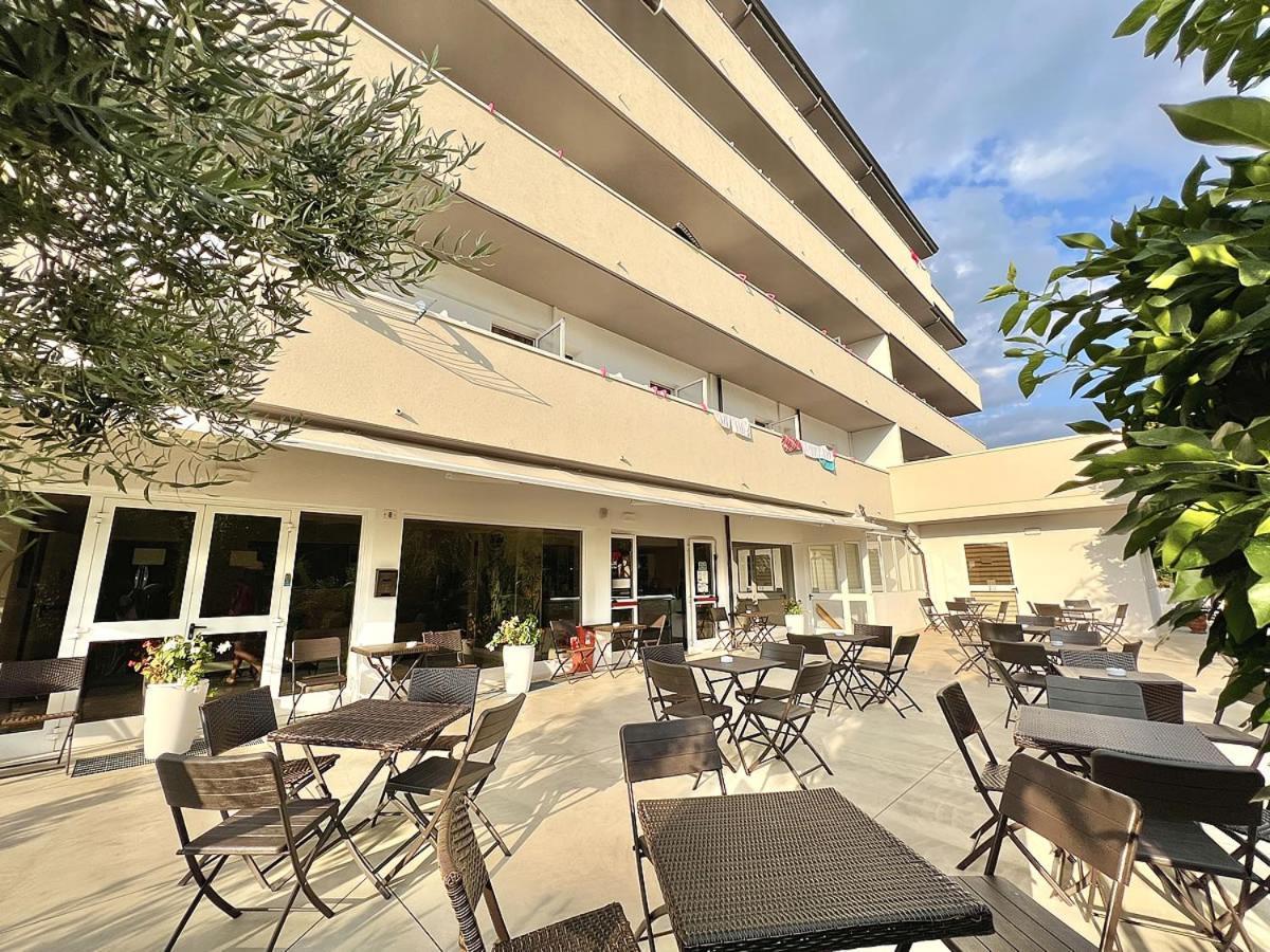 Hotel Old River Lignano Sabbiadoro Bagian luar foto
