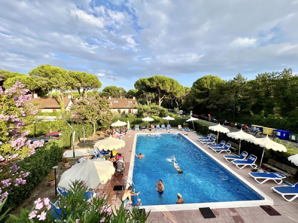 Hotel Old River Lignano Sabbiadoro Bagian luar foto