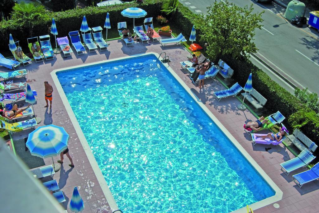 Hotel Old River Lignano Sabbiadoro Bagian luar foto