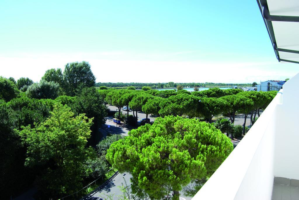 Hotel Old River Lignano Sabbiadoro Bagian luar foto