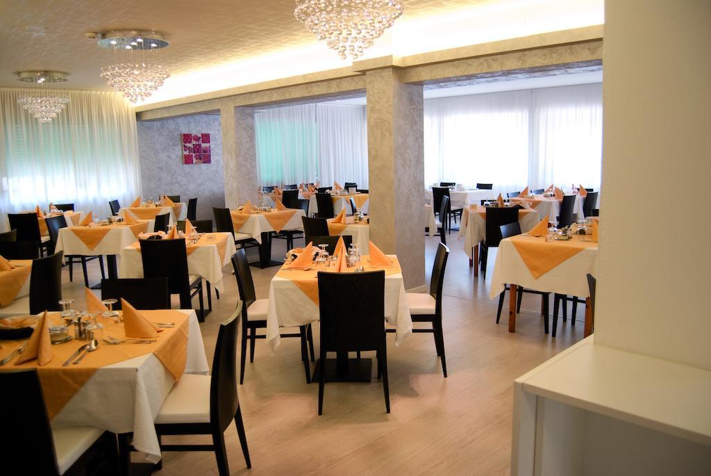 Hotel Old River Lignano Sabbiadoro Bagian luar foto