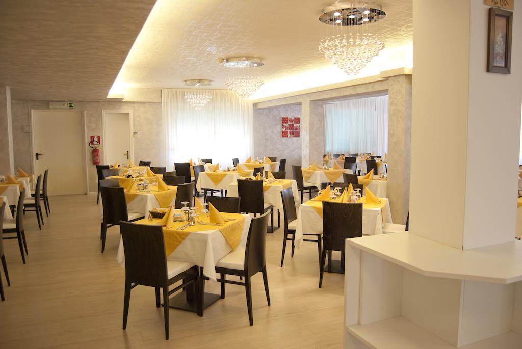 Hotel Old River Lignano Sabbiadoro Bagian luar foto