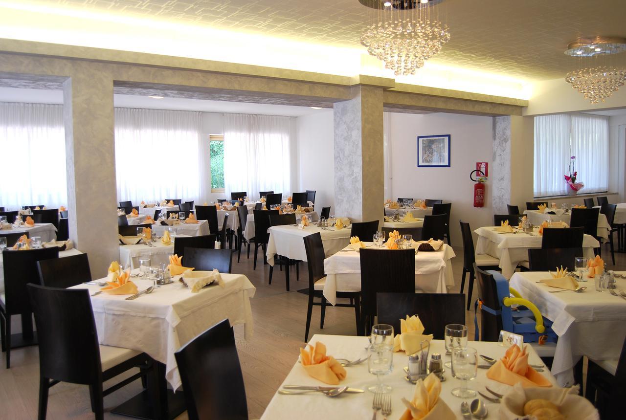 Hotel Old River Lignano Sabbiadoro Bagian luar foto