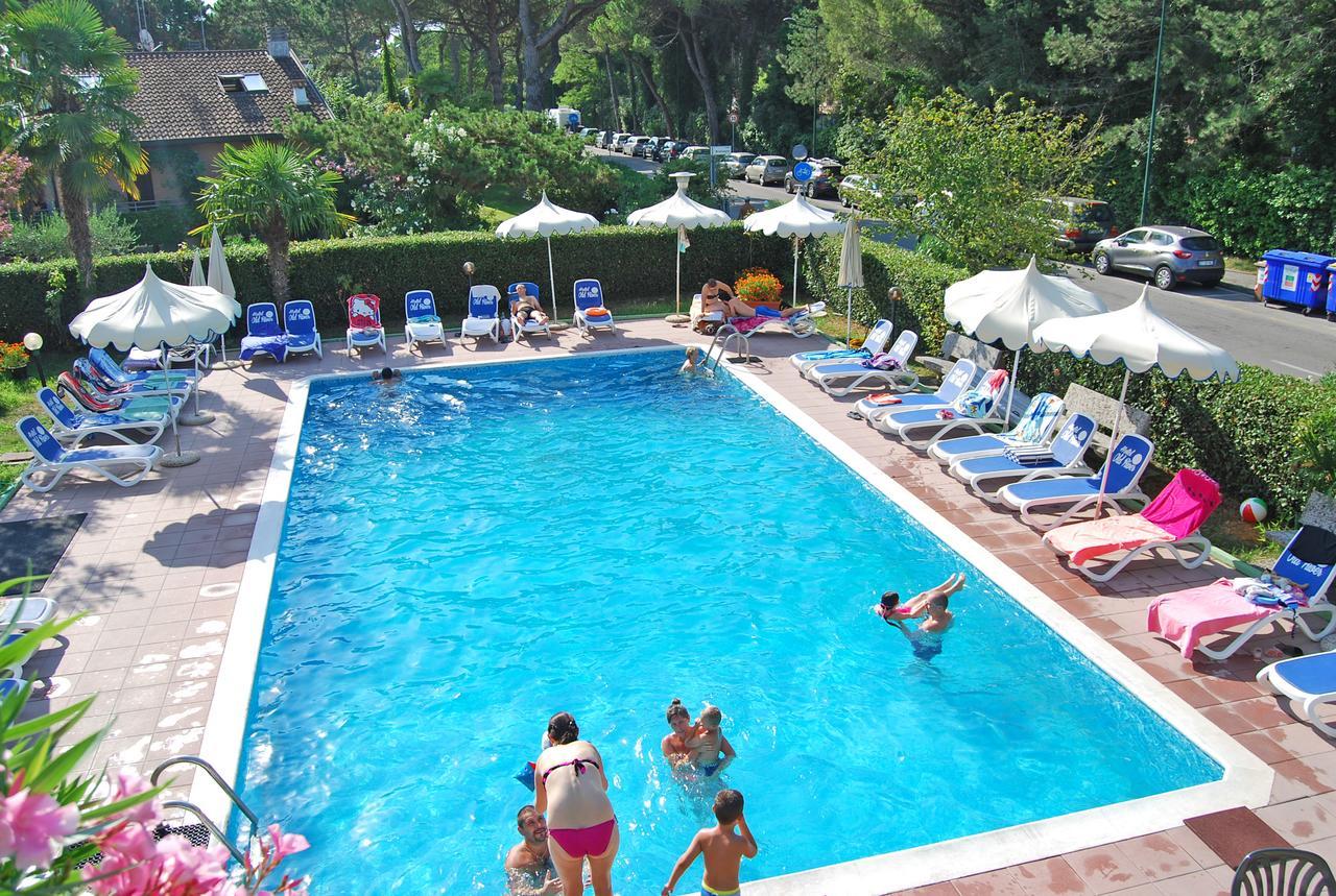 Hotel Old River Lignano Sabbiadoro Bagian luar foto